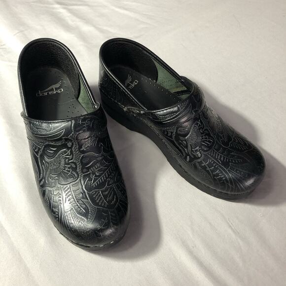 Dansko Clogs Women's Size 38 Floral Tooled Leather Clog Black Scandi Girl - Picture 1 of 9